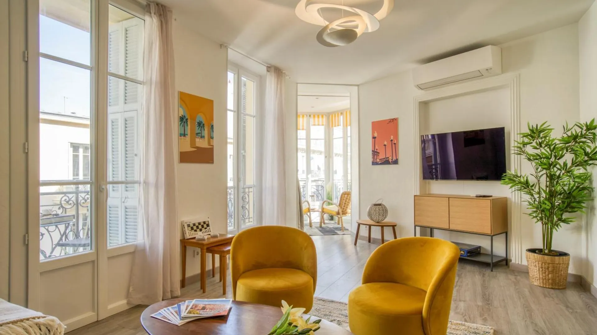 Sublime, Modern, Balconies, A/C, Refurbished Apartment Nice