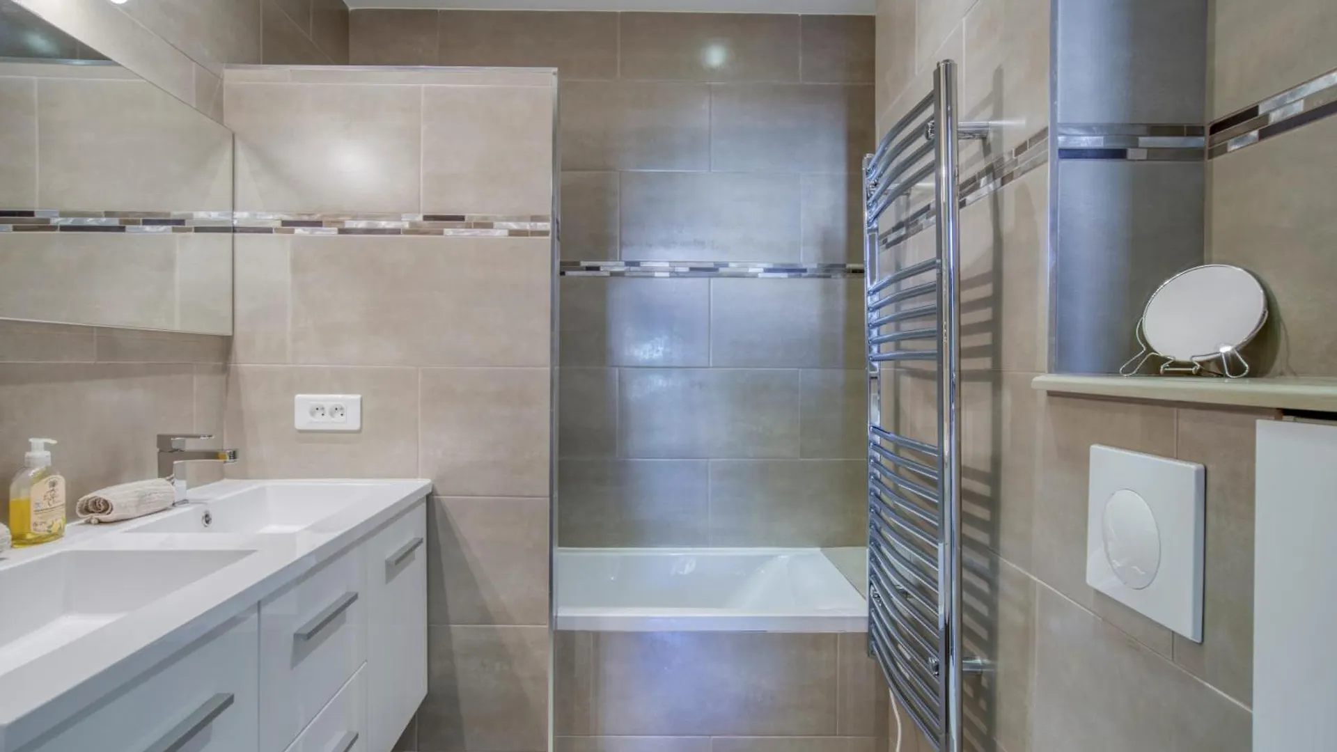 Sublime, Modern, Balconies, A/C, Refurbished Apartment Nice