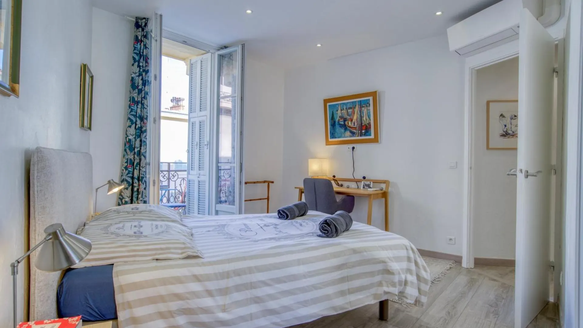 Sublime, Modern, Balconies, A/C, Refurbished Apartment Nice
