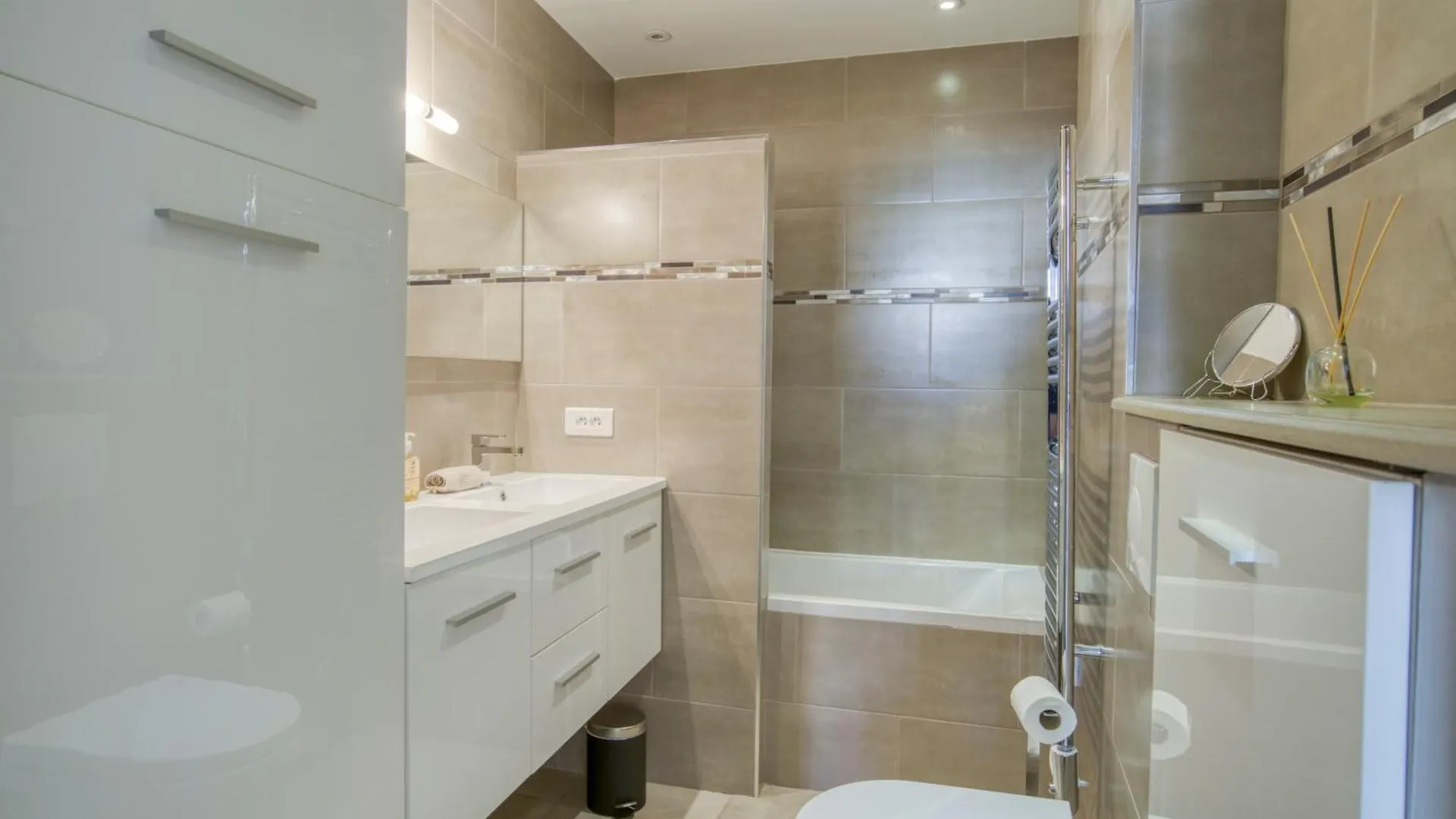 Sublime, Modern, Balconies, A/C, Refurbished Apartment Nice