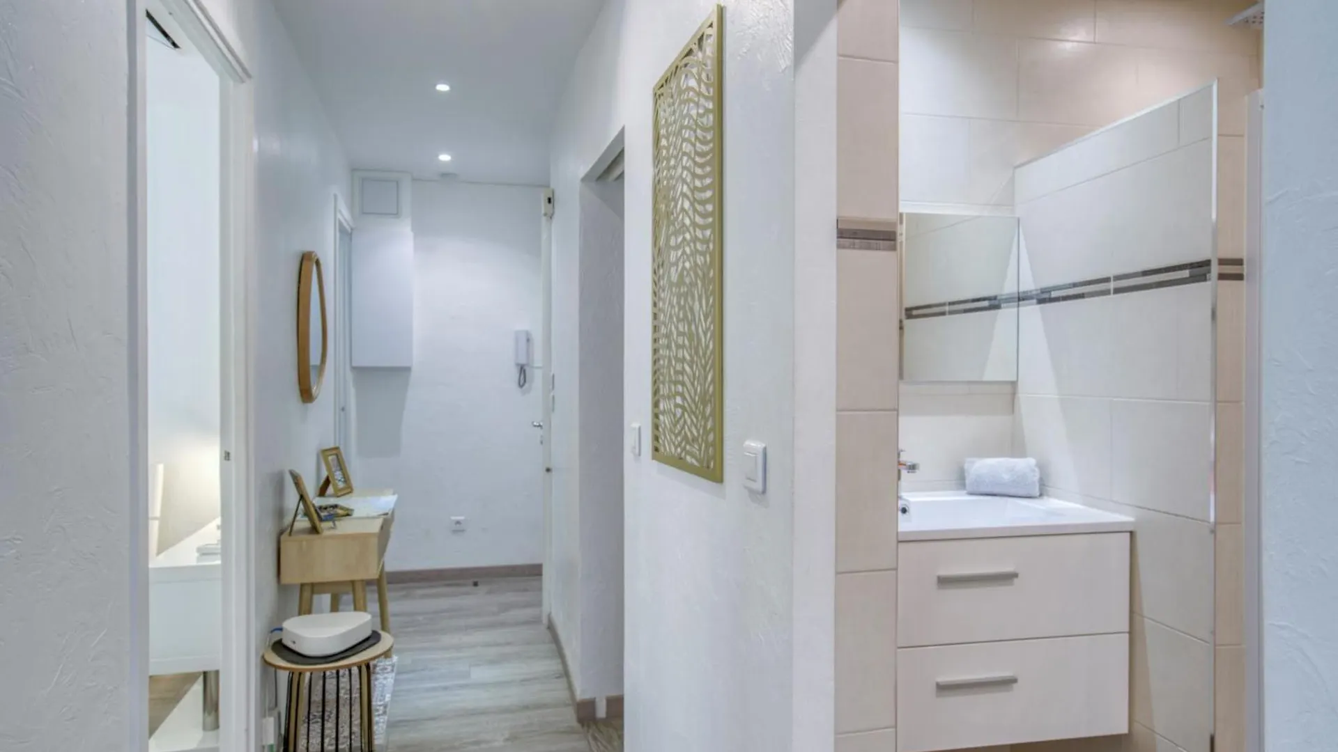 Sublime, Modern, Balconies, A/C, Refurbished Apartment Nice 0*,  France