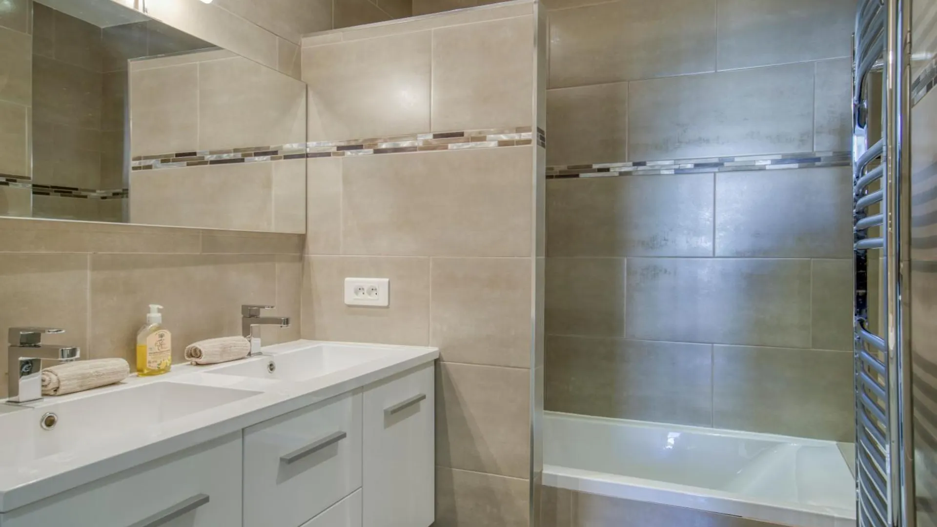 Sublime, Modern, Balconies, A/C, Refurbished Apartman Nizza Franciaország